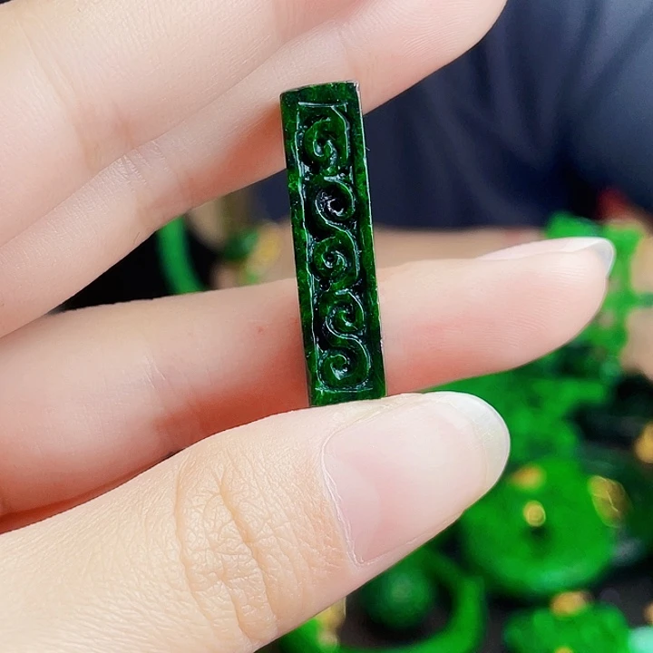 翡翠未镶嵌颈饰多样性