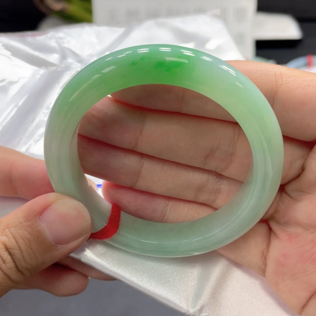 翡翠手镯未镶嵌翡翠