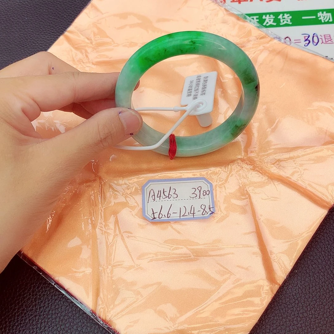 翡翠手镯未镶嵌我