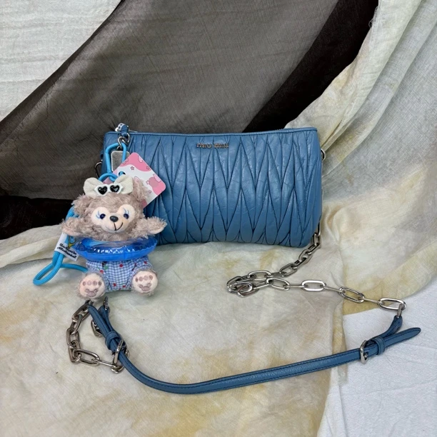 95新 MIU MIU/缪缪 蓝色褶皱斜挎包