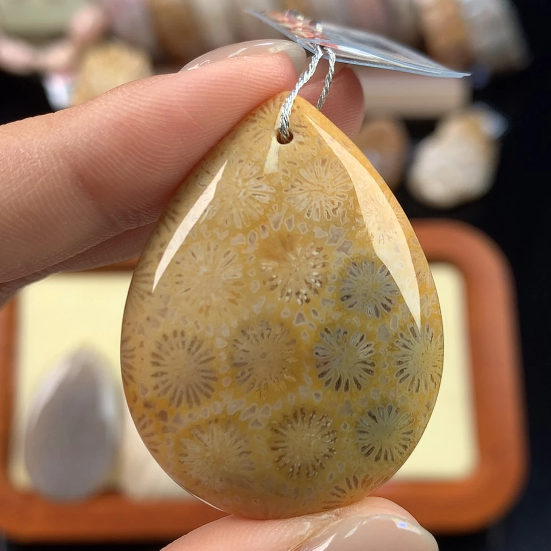 【闪购商品】硅化珊瑚（珊瑚玉）未镶嵌颈饰金大花4号