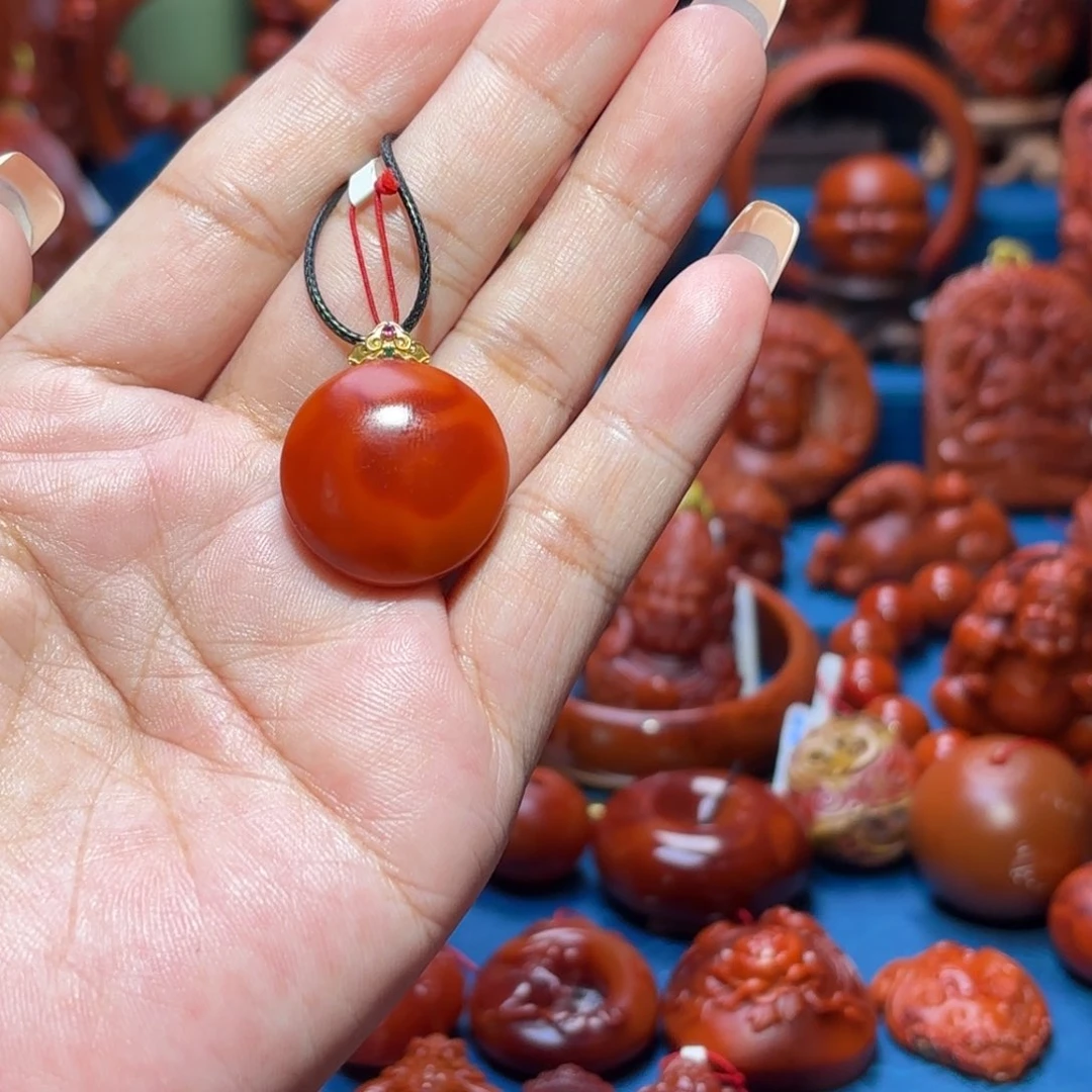 18K金镶嵌雕刻南红玛瑙