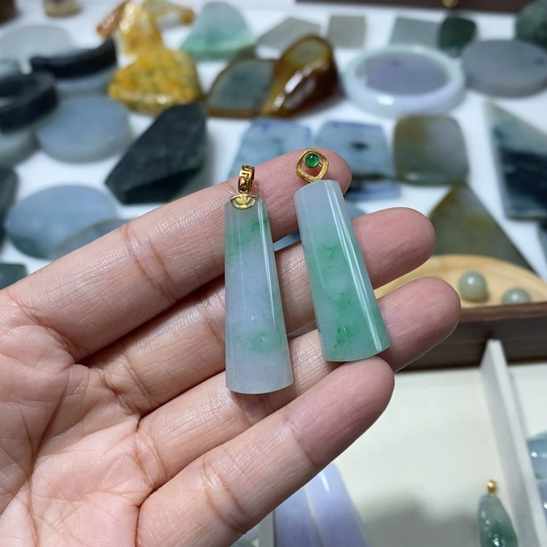 沙***屹翡翠未镶嵌颈饰无事牌