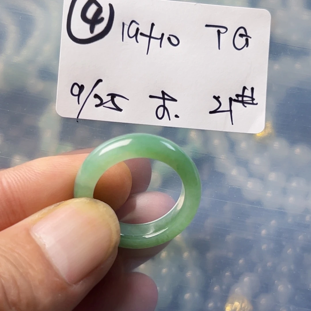 未镶嵌戒指翡翠T****?
