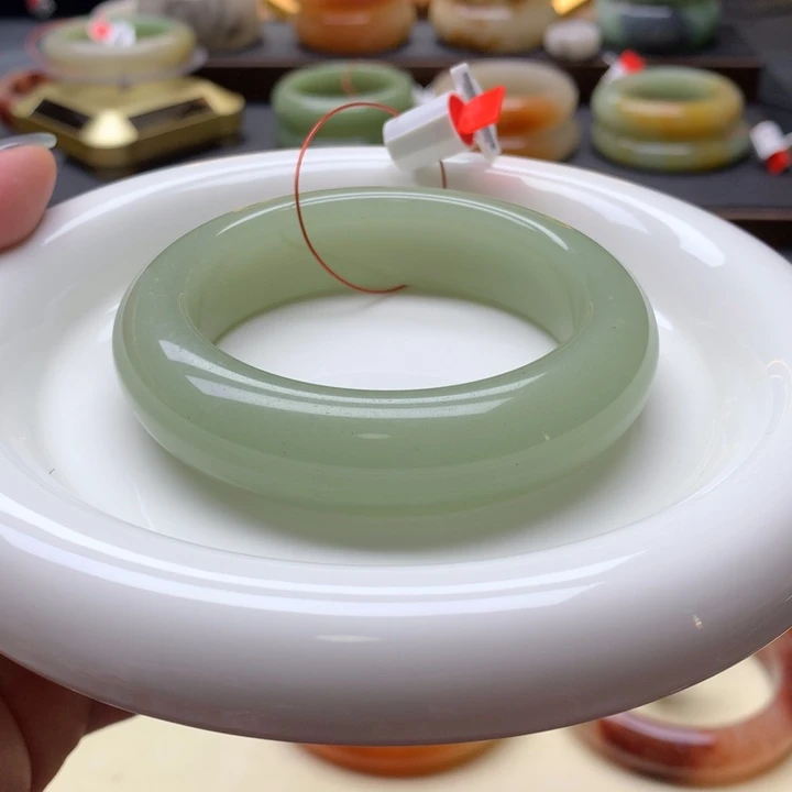 未镶嵌手镯石英岩玉