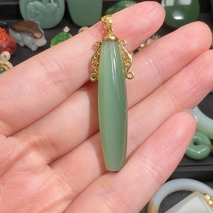 颈饰18K金镶嵌和田玉（碧玉）俄碧。粉青猫眼