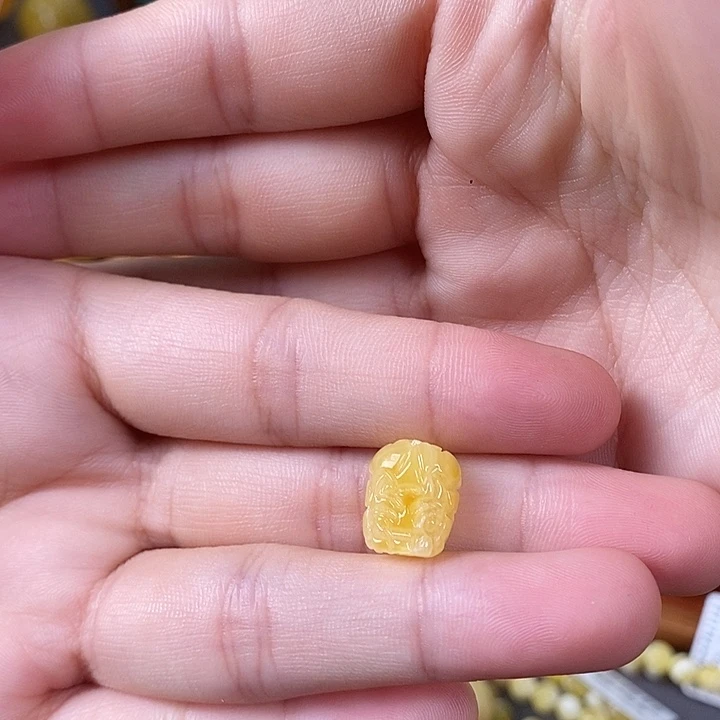 琥珀未镶嵌裸石貔貅