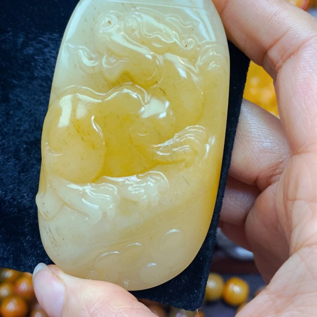 未镶嵌石英质玉（黄龙玉）颈饰