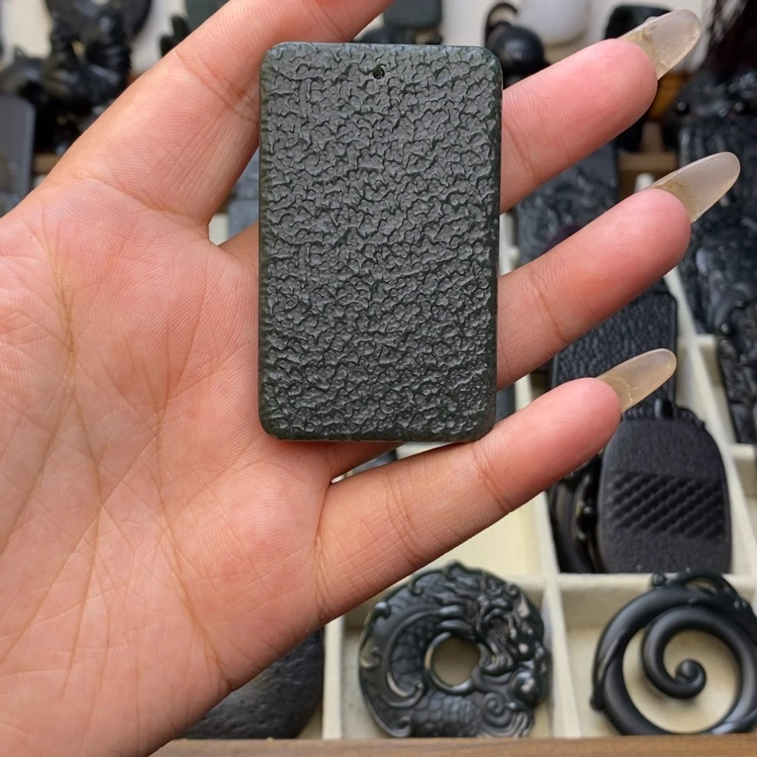 一***啡和田玉未镶嵌颈饰