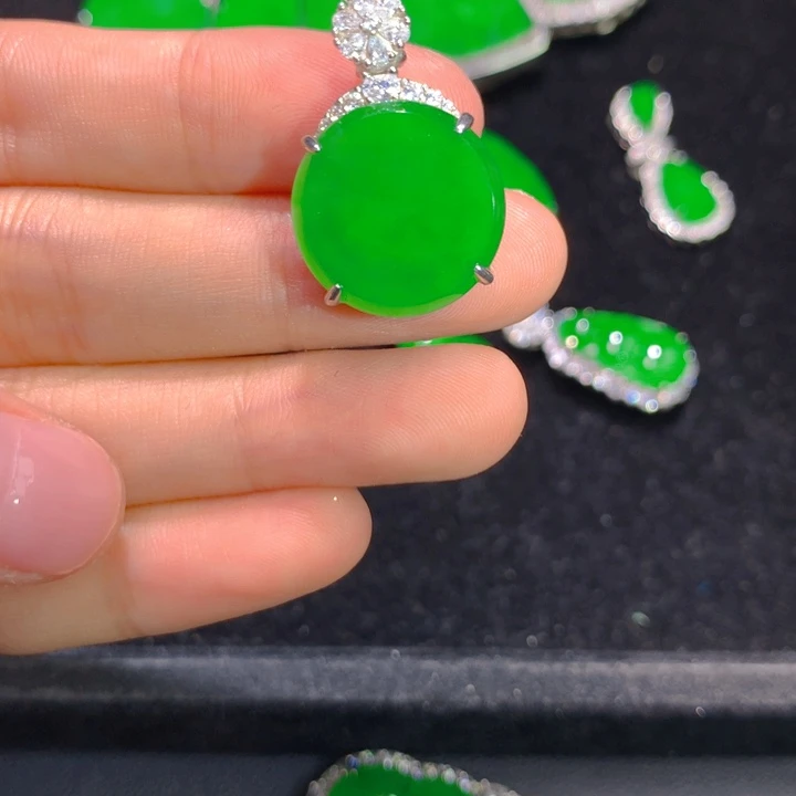 翡翠银S925镶嵌颈饰一个