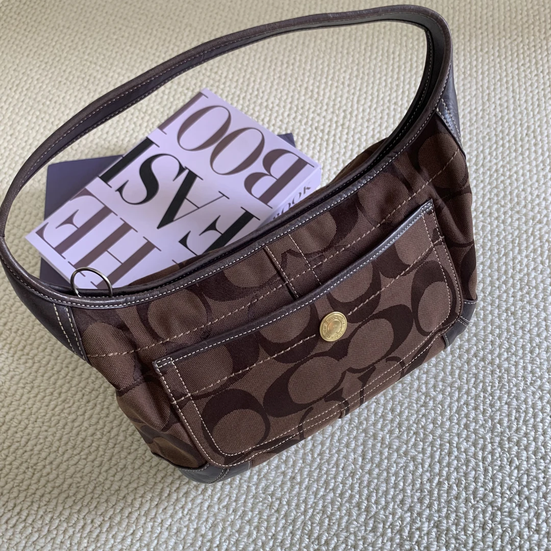 95新 COACH/蔻驰 经典百搭简约复古巧克力色老花帆布单肩牛角包