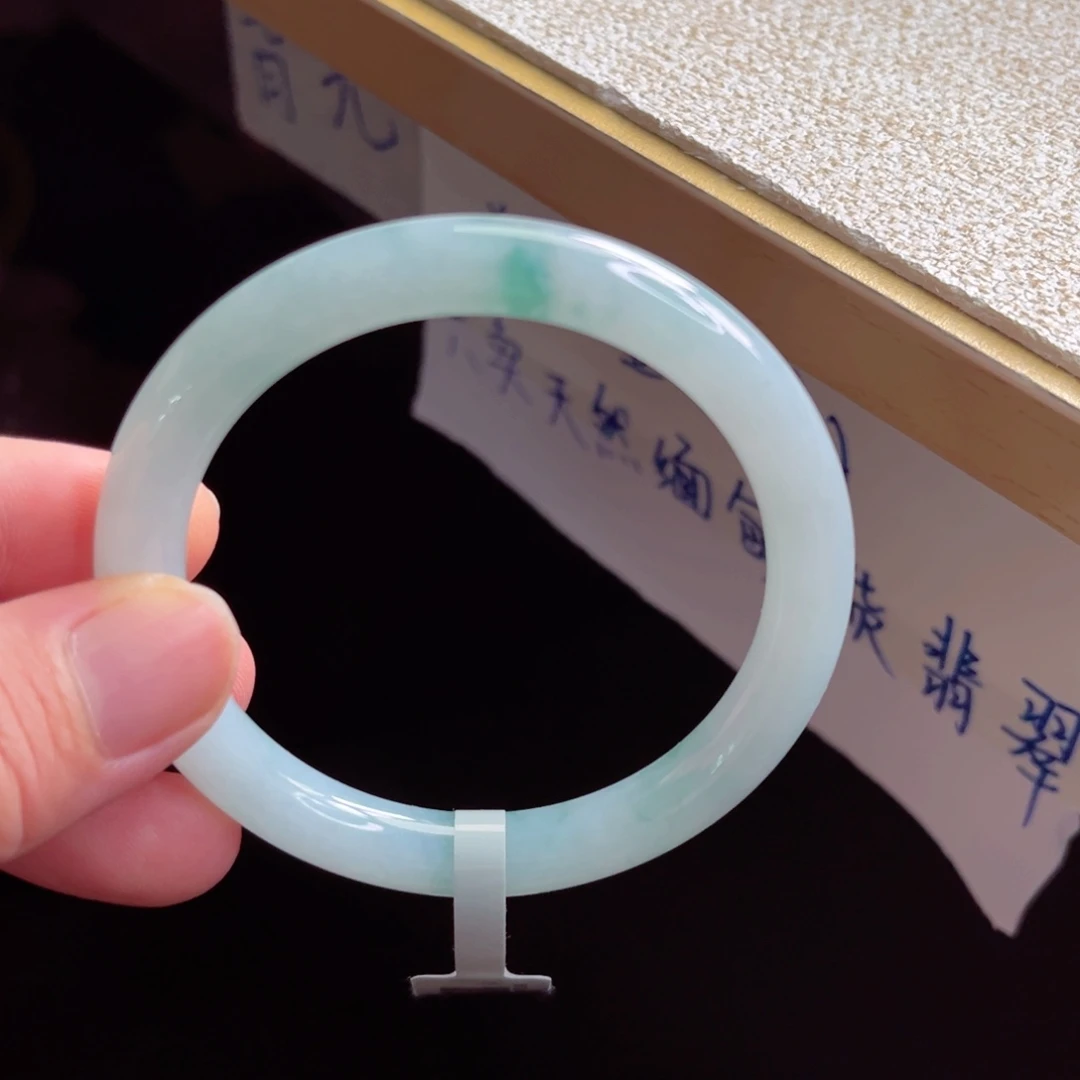 翡翠手镯未镶嵌手镯