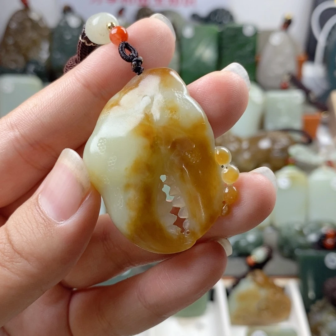 颈饰未镶嵌和田玉（糖玉）