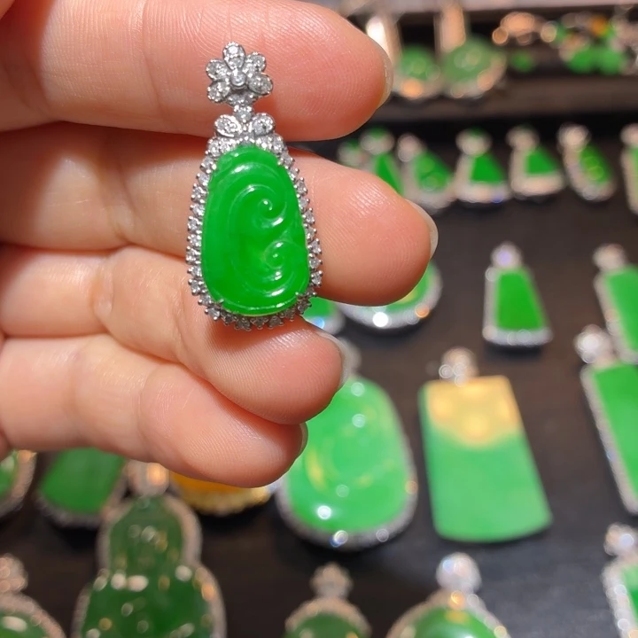 翡翠18K金镶嵌颈饰