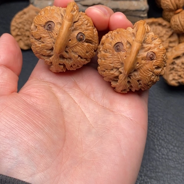 桃核把件雕刻40小鸟