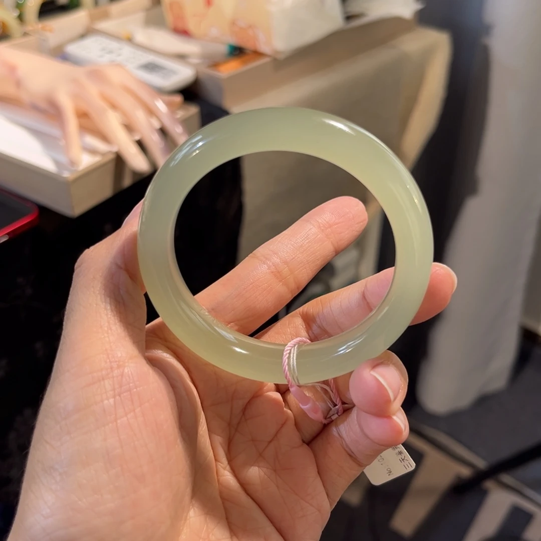 和田玉未镶嵌手镯  「高冰荧光葡萄肉」