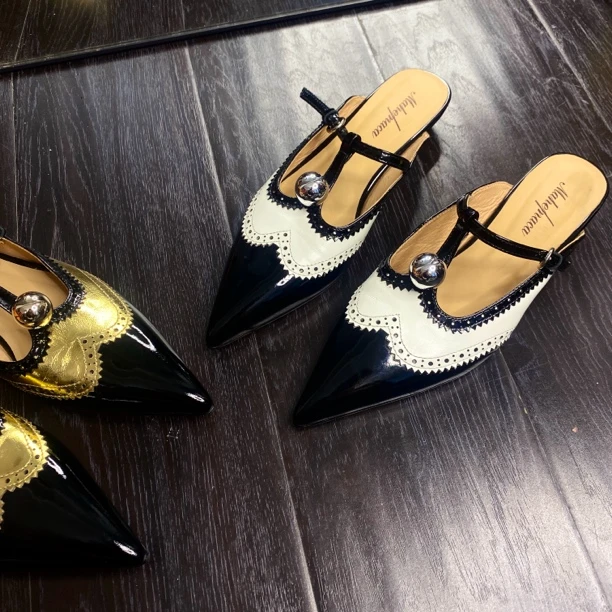 2025新款撞色英伦风平跟尖头拖鞋百搭时尚潮流女鞋外穿女包头鞋