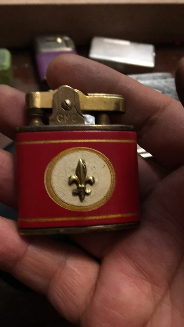 如图古董煤油打火机一个