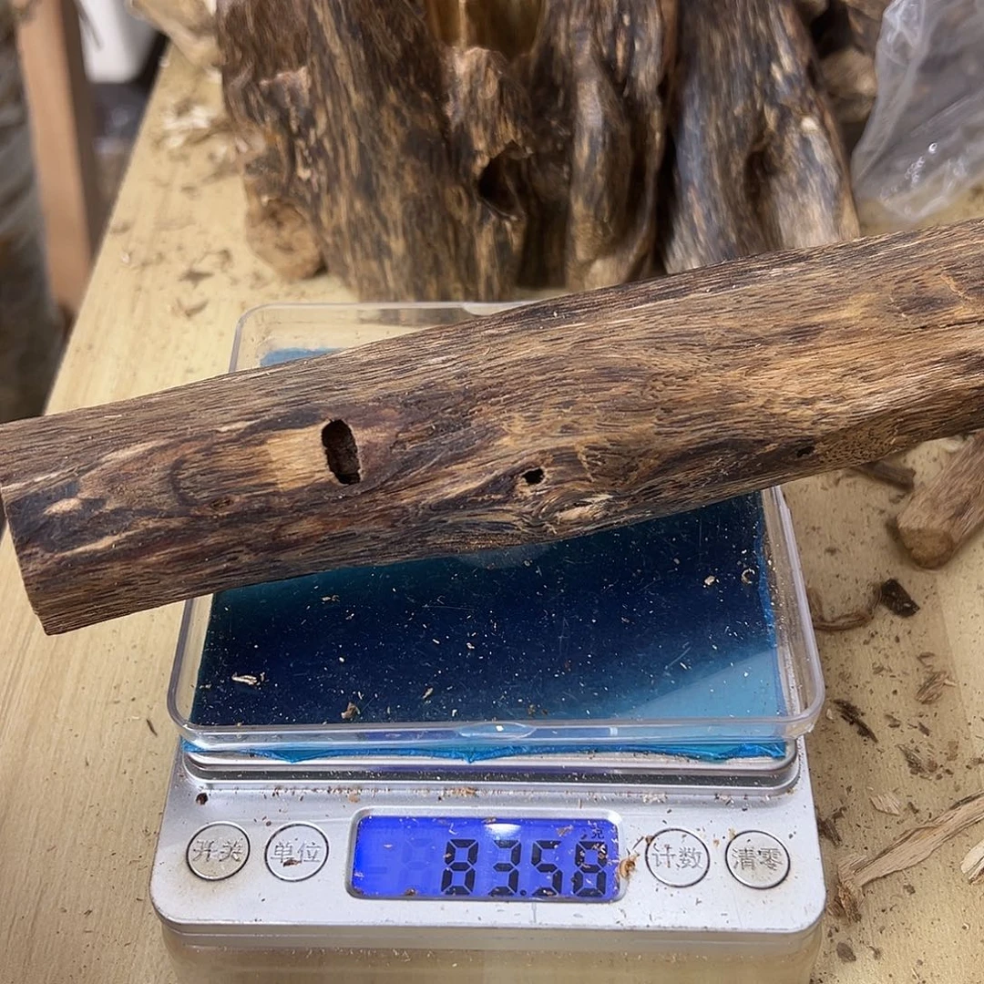 香料绿奇楠虫漏83克天然虫蓝宝石