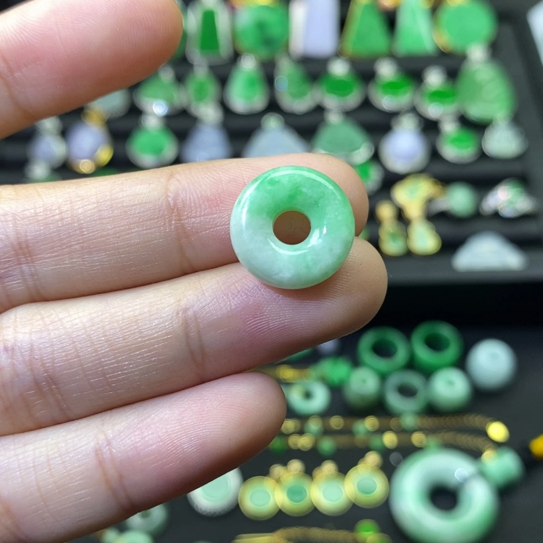 翡翠未镶嵌颈饰有纹裂