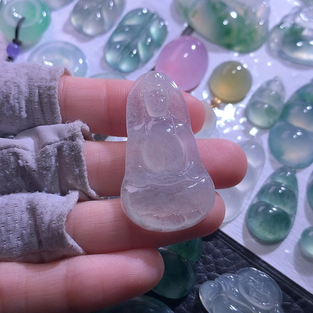 翡翠未镶嵌颈饰观音