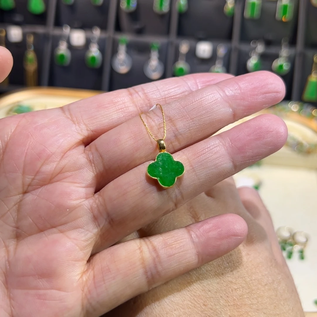 颈饰18K金镶嵌翡翠吊坠