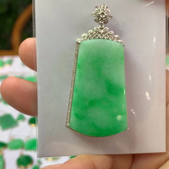 翡翠18K金镶嵌颈饰翡翠吊坠