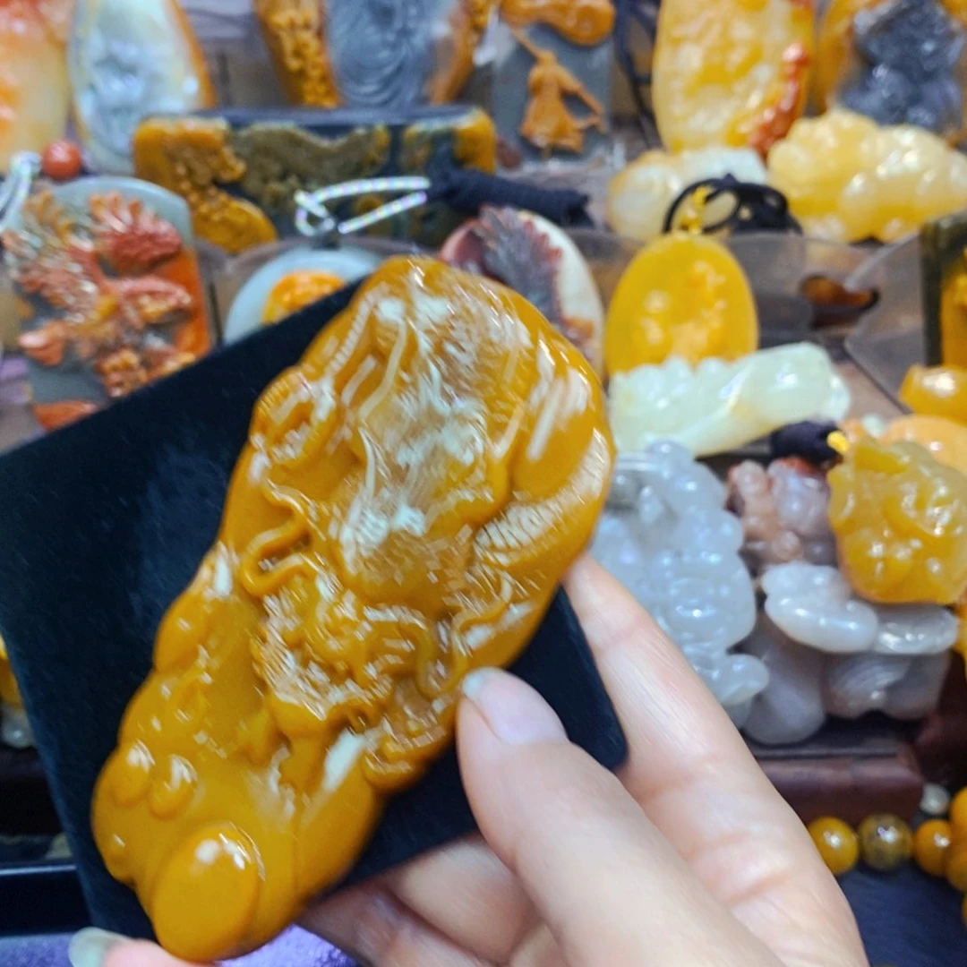 未镶嵌石英质玉（黄龙玉）颈饰