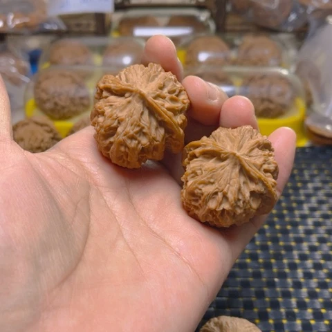 文玩核桃吊坠苹果园