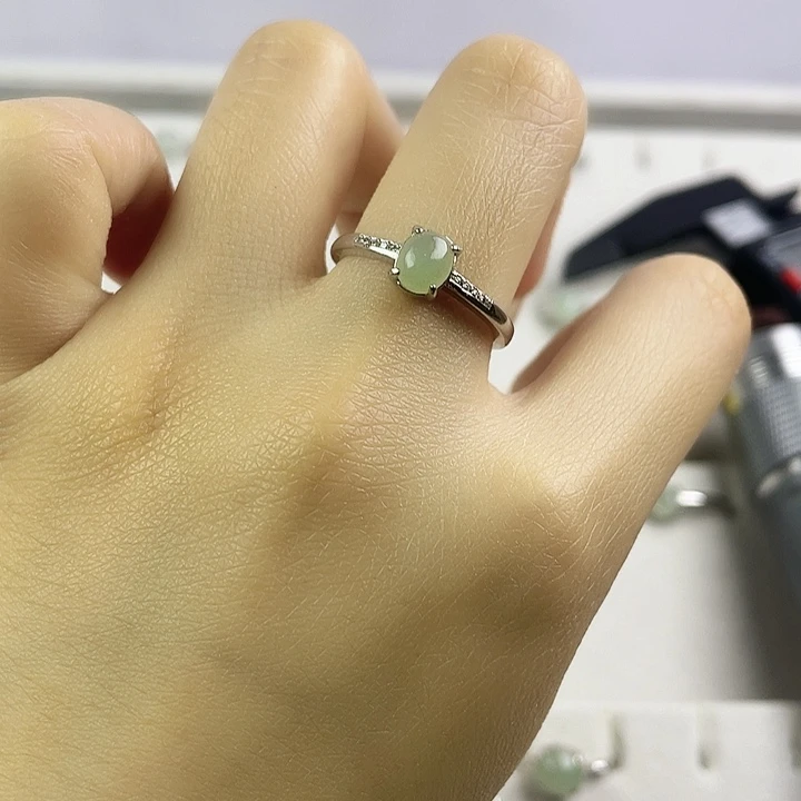 翡翠未镶嵌颈饰戒指