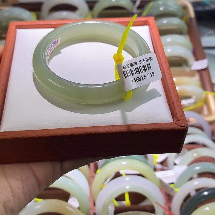 和田玉未镶嵌手镯47