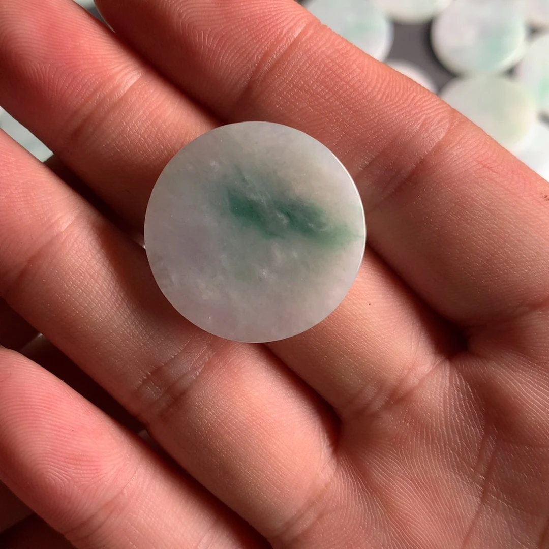 翡翠颈饰未镶嵌瑜**说