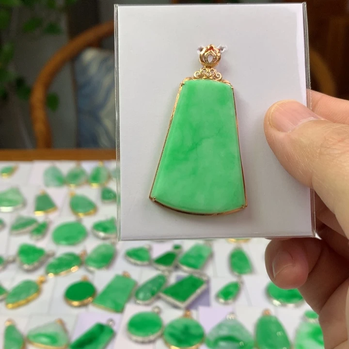 翡翠18K金镶嵌颈饰翡翠吊坠