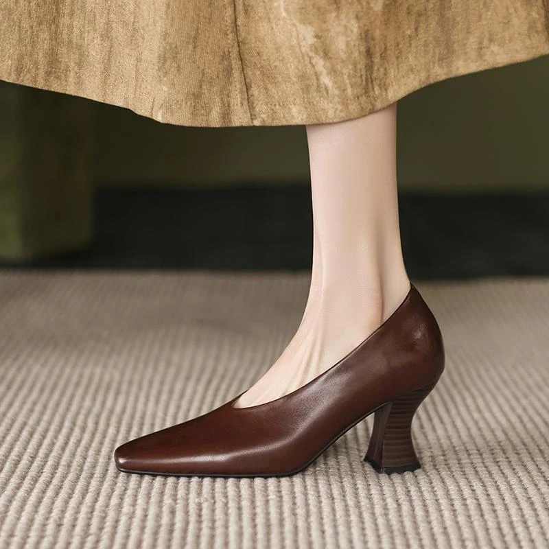 法式复古年轻奶奶鞋女巫鞋2025新款真皮高跟鞋v口单鞋设计感小众