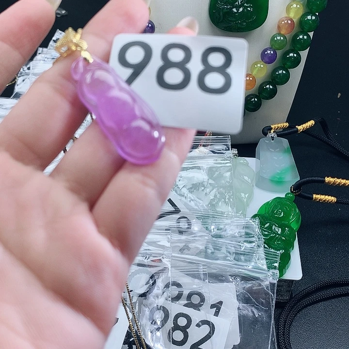 翡翠未镶嵌吊坠(赠链)