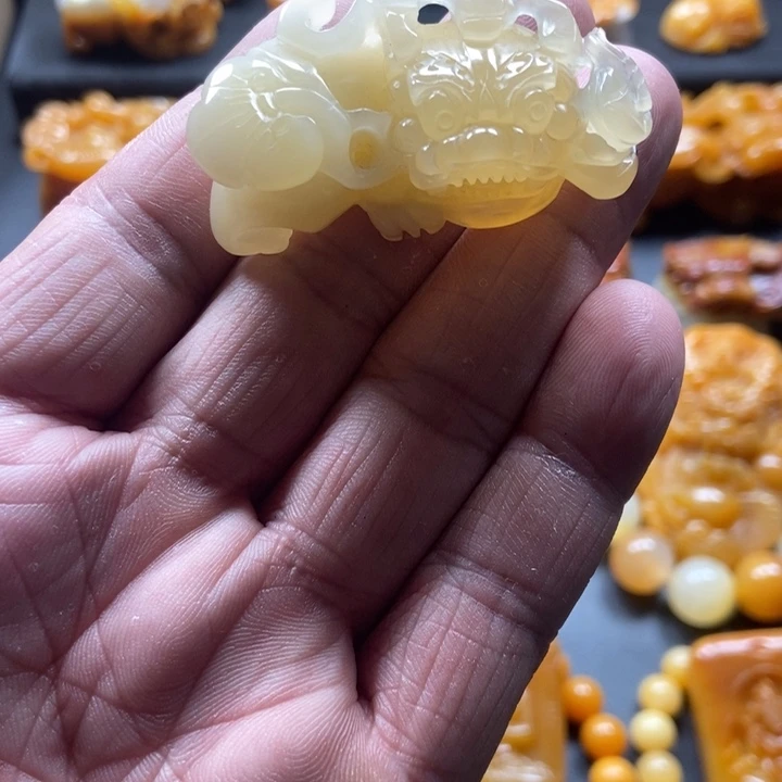 石英质玉（黄龙玉）未镶嵌颈饰
