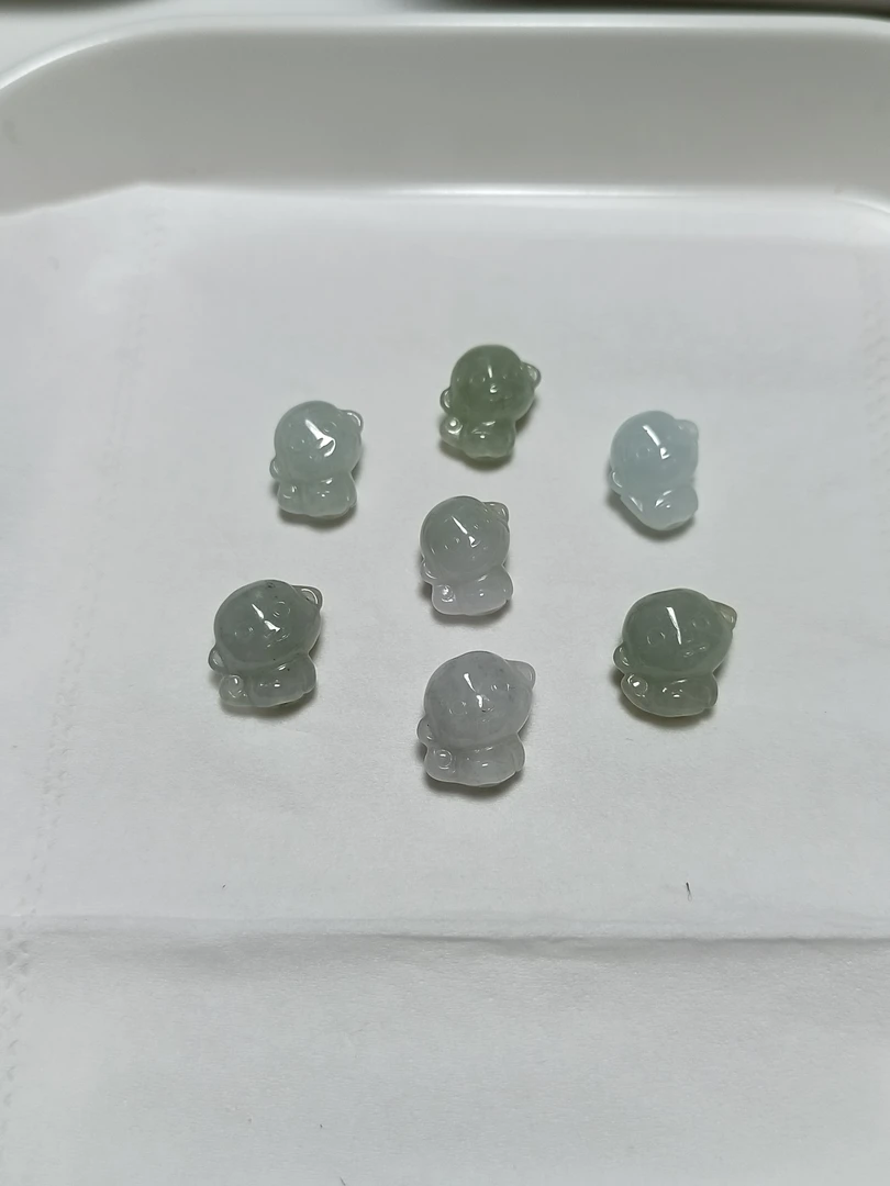 天然翡翠可爱生肖通孔小猴子1个（约13*10*8）（不接受备注随机发货）