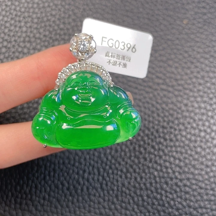 潇***儿颈饰银S925镶嵌翡翠