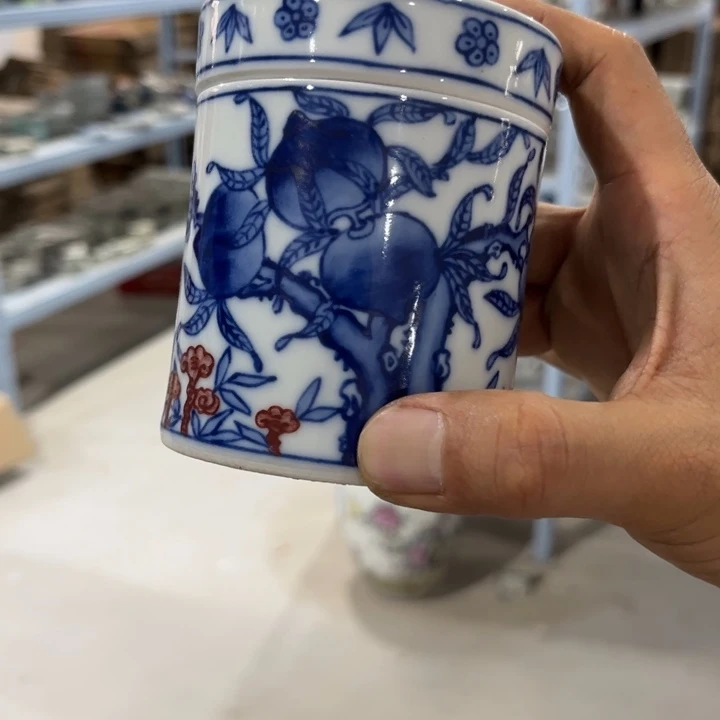 摆件摆件箱内还有一些金属或铜