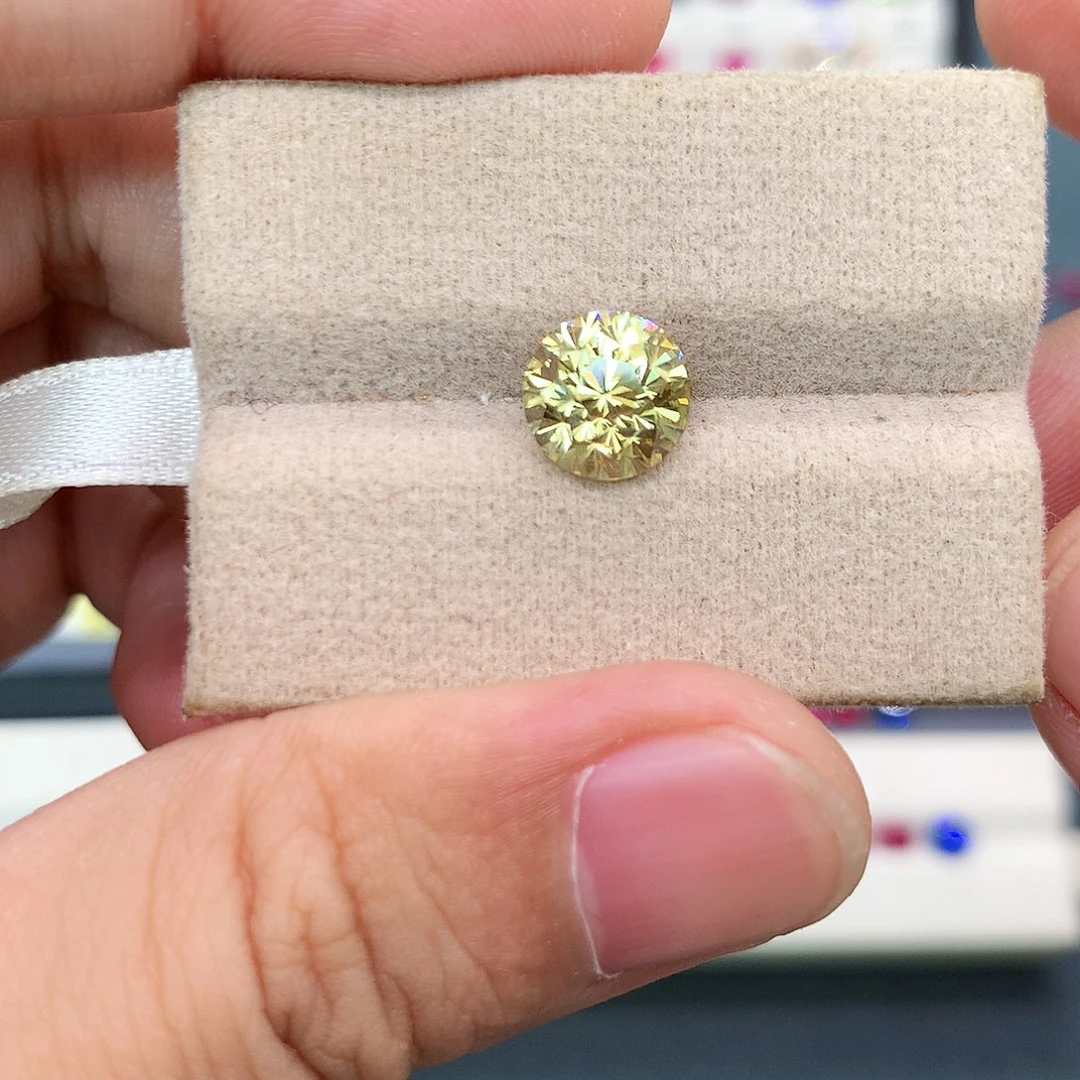 裸石天然锆石未镶嵌3.64克拉精切爆闪