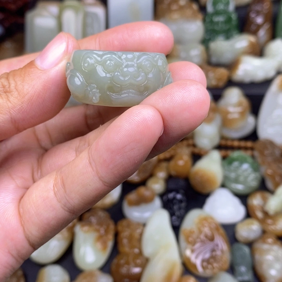 家***结和田玉未镶嵌颈饰