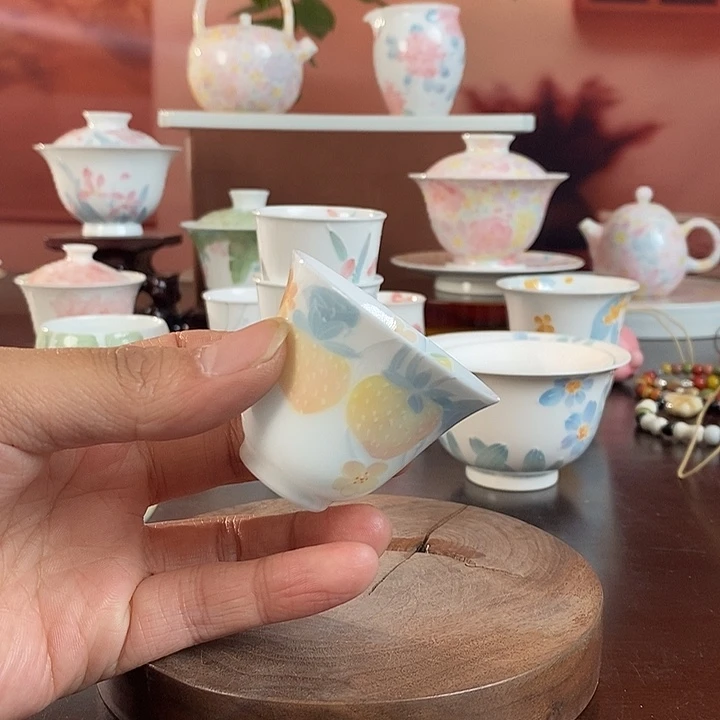 草莓釉下手绘品茗杯