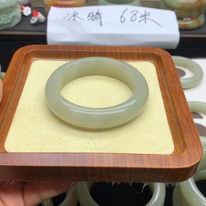 未镶嵌手镯石英质玉