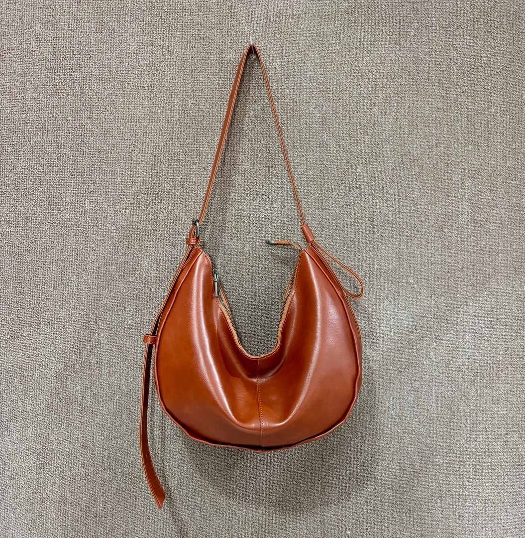 耐磨都市简约方形车缝线腋下包饺子包字母拉链3505