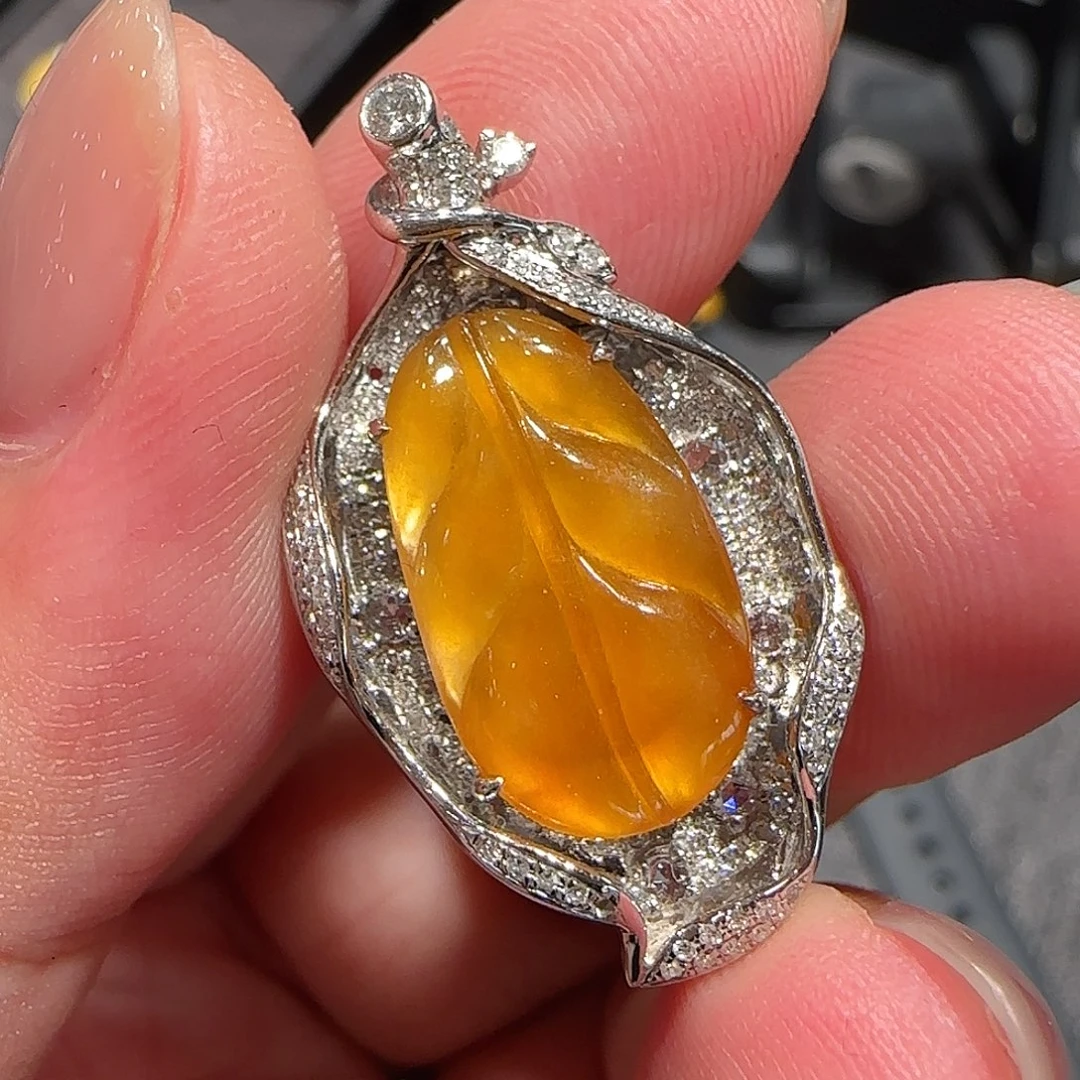 颈饰18K金镶嵌翡翠天然翡翠