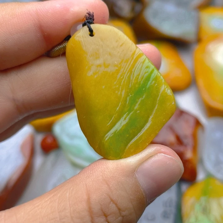 翡翠挂件未镶嵌翡翠