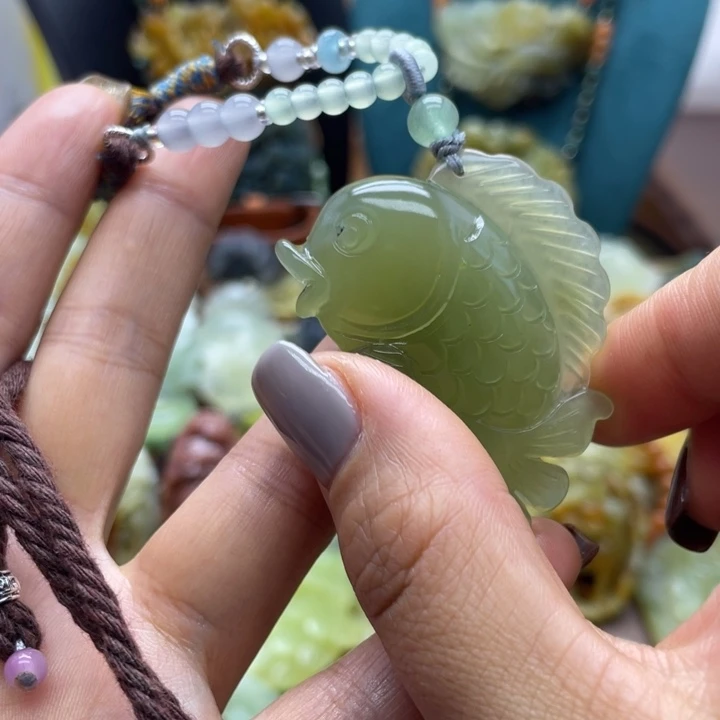 蛇纹石玉未镶嵌颈饰