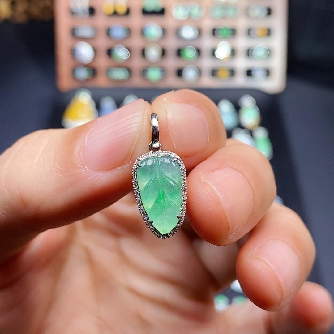 翡翠18K金镶嵌颈饰叶子