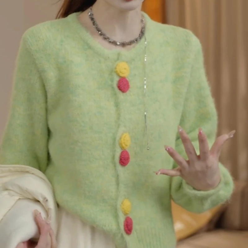 新款洋气休闲彩色花朵扣圆领开衫毛衣LK2507576