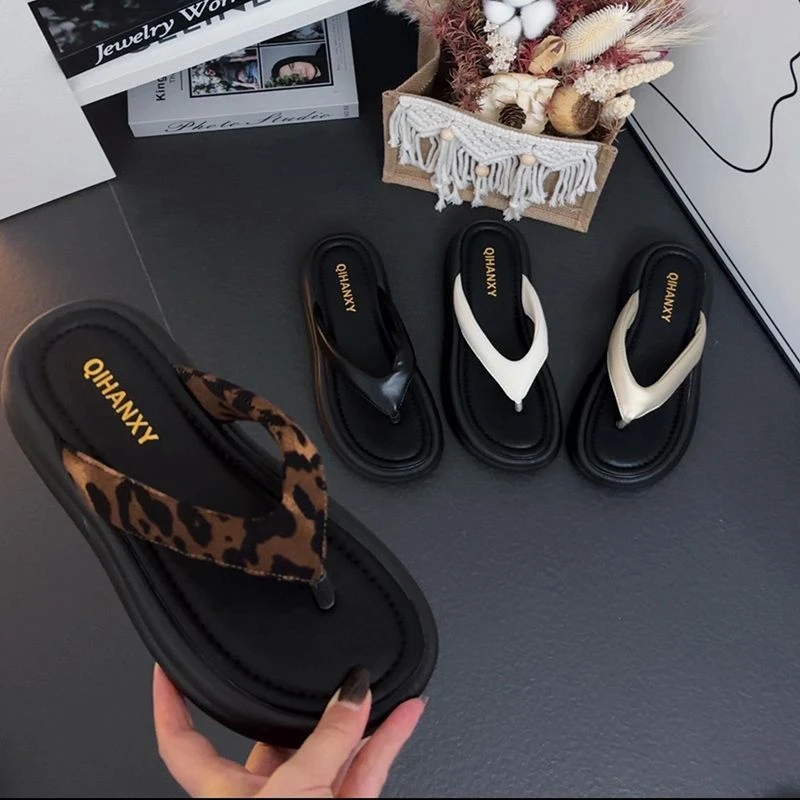 厚底人字拖鞋网红豹纹防滑女夏季外穿2025新款超火百搭沙滩凉拖鞋